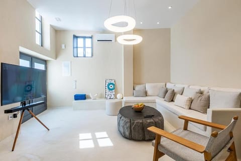 Communal lounge/ TV room, TV and multimedia, Living room, Seating area, Evening entertainment