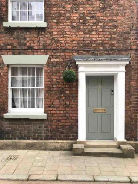 Stunning City centre Georgian townhouse - parking House in Chester
