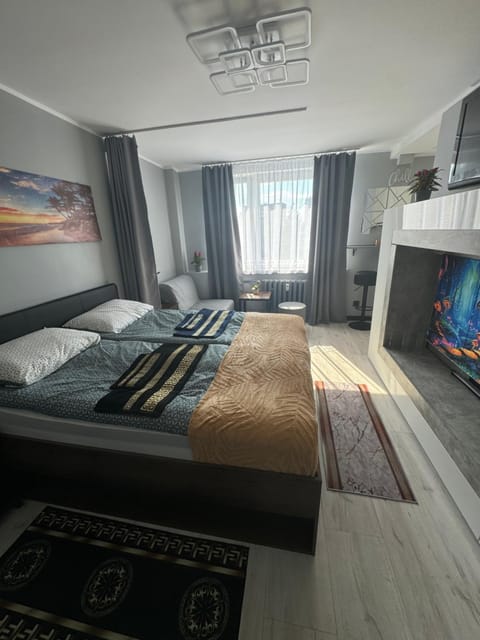 Bed, TV and multimedia, Photo of the whole room, Bedroom