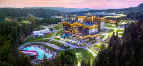 Property building, Natural landscape, Bird's eye view, Mountain view, Pool view, Swimming pool