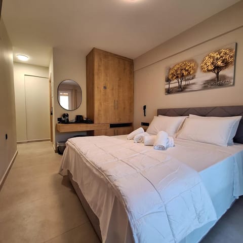 Bed, TV and multimedia, Photo of the whole room, Bedroom, towels, wardrobe