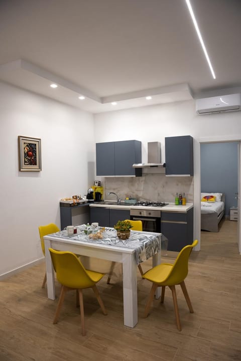 Kitchen or kitchenette, Food and drinks, Dining area, minibar, stove, kitchen