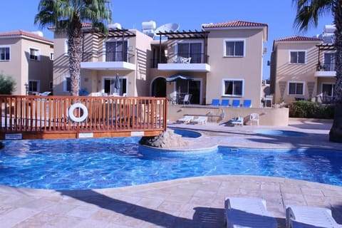 Property building, Patio, Pool view, Swimming pool, Swimming pool, sunbed