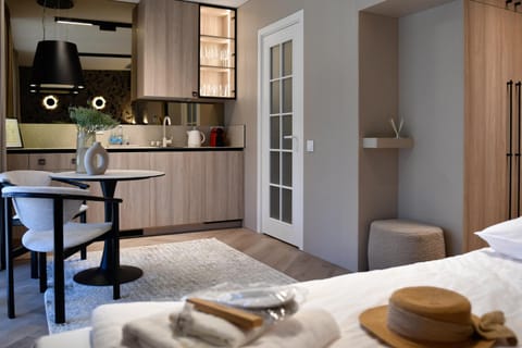 Coffee/tea facilities, Kitchen or kitchenette, Living room, Dining area