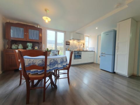 Coffee/tea facilities, Dining area, dishwasher, microwave, oven, stove, toaster, kitchen