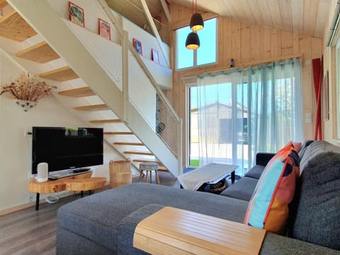 Communal lounge/ TV room, TV and multimedia, Living room, Seating area, internet