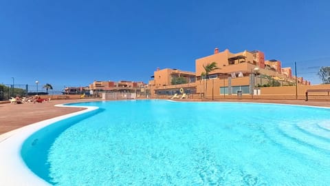 Property building, Day, Pool view, Swimming pool, sunbed
