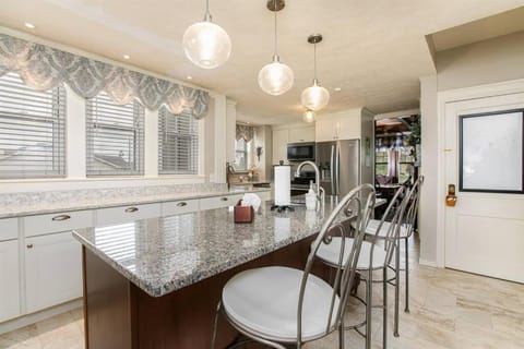 Spacious 4-Bedroom Home 1 Mile to Notre Dame Stadium Apartment in South Bend