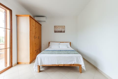 Bed, Photo of the whole room, Bedroom, wardrobe, air conditioner