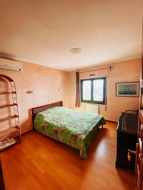 Bed, Bedroom, air conditioner