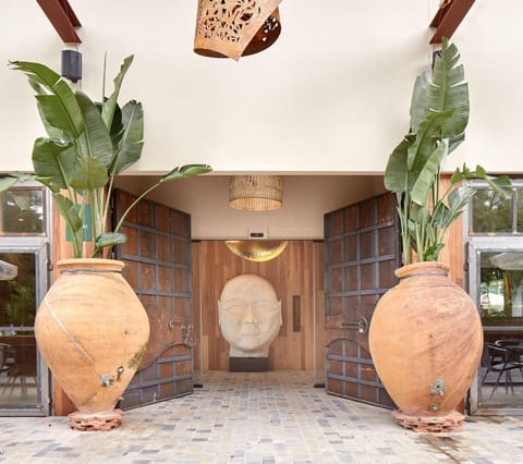 Property building, Facade/entrance, Lobby or reception
