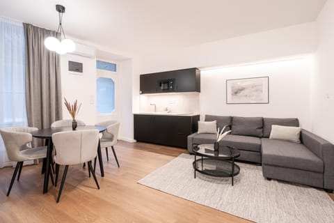 Kitchen or kitchenette, Living room, Seating area, Dining area, Family