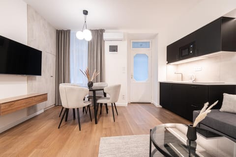 Property building, TV and multimedia, Living room, Photo of the whole room, Seating area, Dining area, Evening entertainment, air conditioner