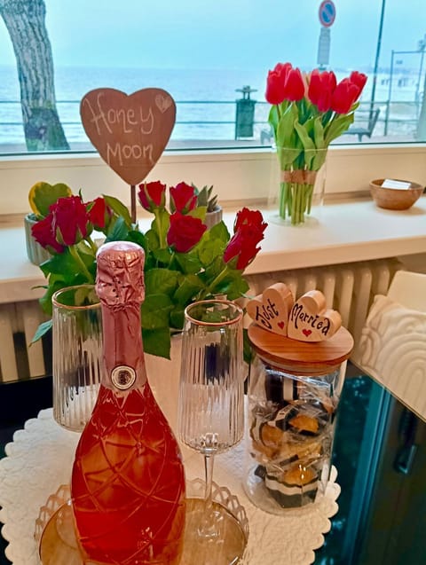 Food and drinks, Dining area, Sea view