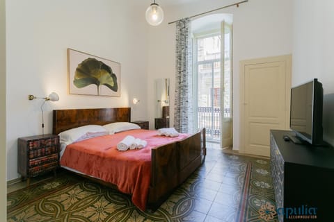 Bed, TV and multimedia, Bedroom, towels