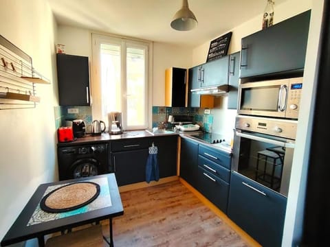 Coffee/tea facilities, Kitchen or kitchenette, Dining area, oven, stove, toaster