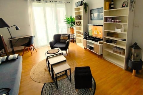 Communal lounge/ TV room, Library, TV and multimedia, Living room, Seating area, Evening entertainment