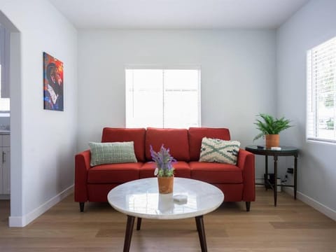 Family Renovated Home, Netflix, AC, WD, Putt Putt Apartment in Fullerton