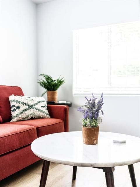 Family Renovated Home, Netflix, AC, WD, Putt Putt Apartment in Fullerton