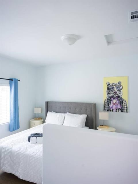 Family Renovated Home, Netflix, AC, WD, Putt Putt Apartment in Fullerton