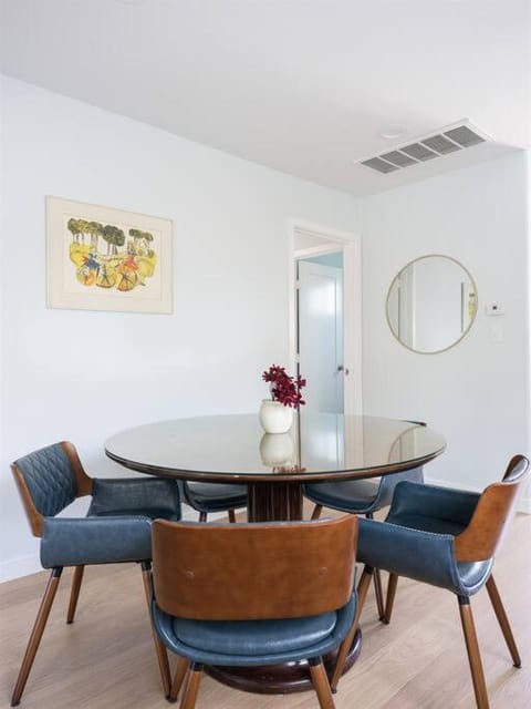 Family Renovated Home, Netflix, AC, WD, Putt Putt Apartment in Fullerton