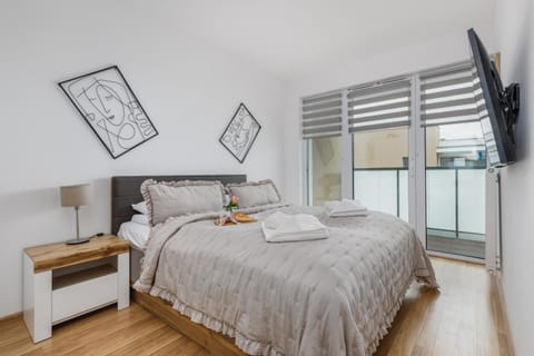 Bed, TV and multimedia, Bedroom