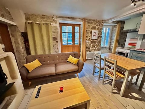 Kitchen or kitchenette, Seating area, Dining area