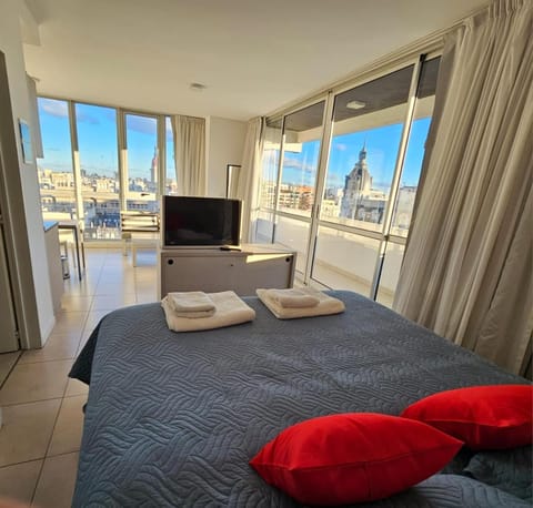 Bed, TV and multimedia, View (from property/room), Balcony/Terrace, Living room, Photo of the whole room, Seating area, Bedroom, towels
