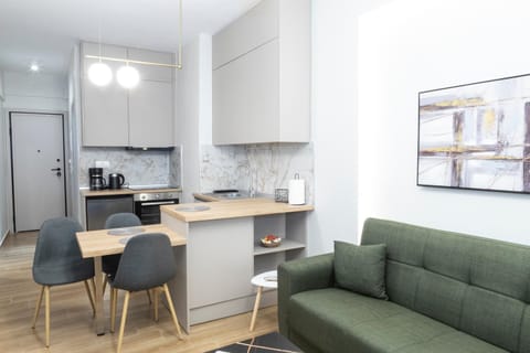 Coffee/tea facilities, Kitchen or kitchenette, Living room, Seating area, Dining area, stove