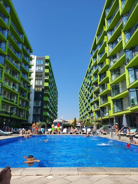 Day, Swimming pool, sunbed