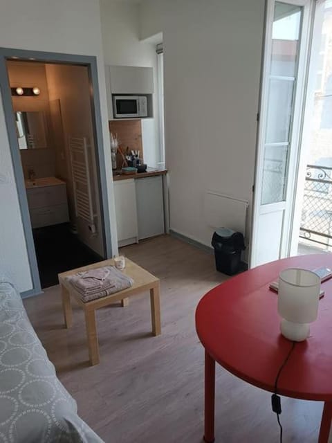 Living room, Seating area, Dining area, stove