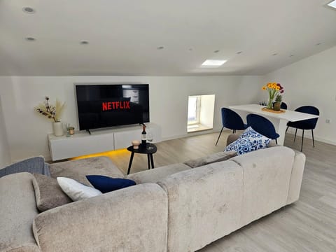 TV and multimedia, Living room, Seating area, Evening entertainment