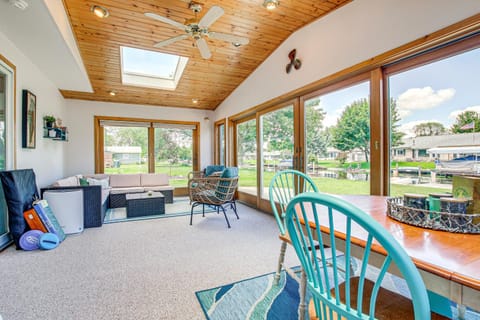 2 Mi to Dtwn Canal-Front Pet-Friendly Getaway! House in Oshkosh