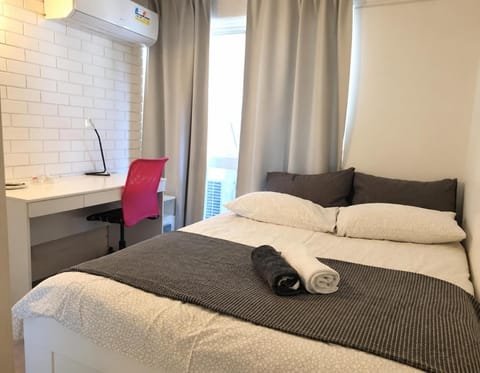 Bed, Photo of the whole room, Bedroom, towels