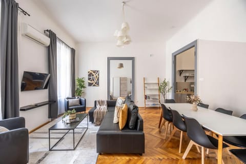 TV and multimedia, Living room, Seating area, Dining area