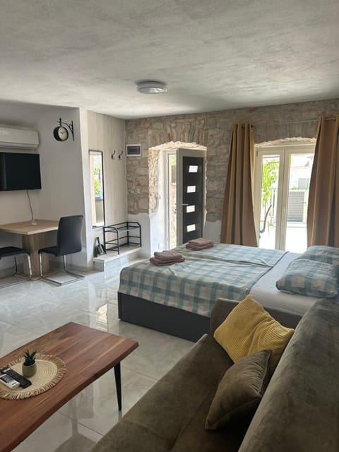 Bed, TV and multimedia, Living room, Seating area, Bedroom
