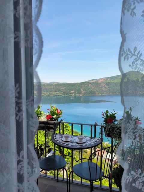 Property building, Nearby landmark, Balcony/Terrace, Lake view