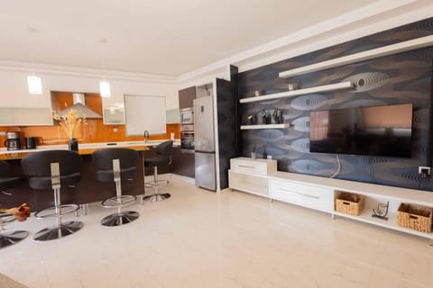 TV and multimedia, Dining area, stove