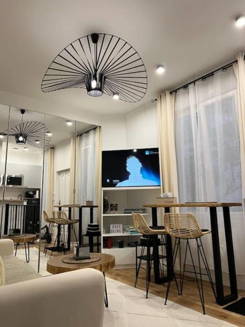 TV and multimedia, Living room, Seating area, Dining area