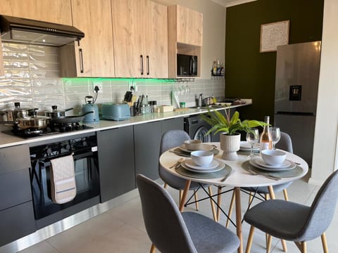 Coffee/tea facilities, Kitchen or kitchenette, oven, stove, toaster