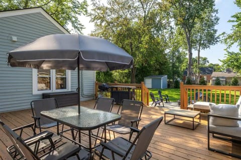 Modern cozy residential home local experience House in Saint Matthews