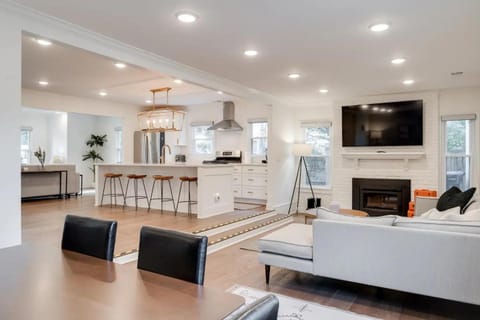 Modern cozy residential home local experience House in Saint Matthews