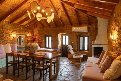 TV and multimedia, Living room, Seating area, Dining area, fireplace, air conditioner