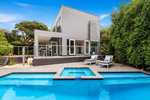 Property building, Patio, Day, Garden, Swimming pool, sunbed
