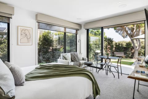 Patio, Day, Garden, Living room, Seating area, Bedroom, Garden view