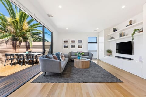 Communal lounge/ TV room, TV and multimedia, Balcony/Terrace, Living room, Seating area