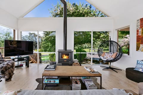 Communal lounge/ TV room, TV and multimedia, Living room, Seating area, Evening entertainment, Garden view