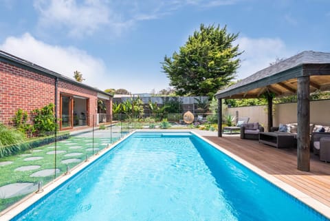 Property building, Patio, Day, Garden, Garden view, Pool view, Swimming pool, sunbed