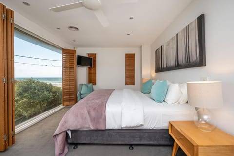 Bed, TV and multimedia, Bedroom