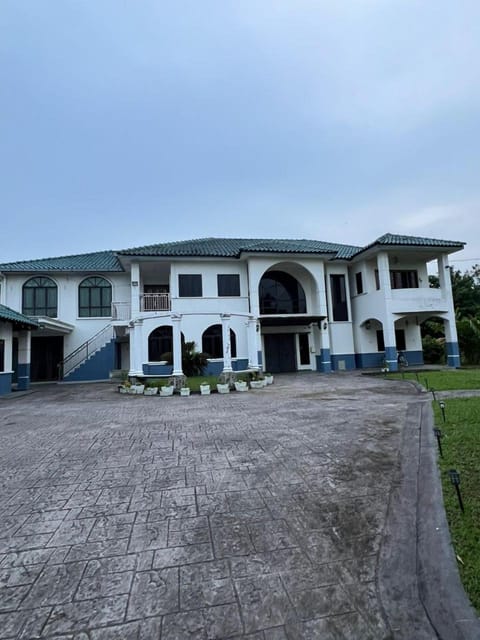 Property building, Day, Garden, Garden view